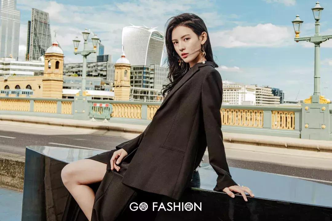 张予曦戴金丝框眼镜,张予曦银色服装