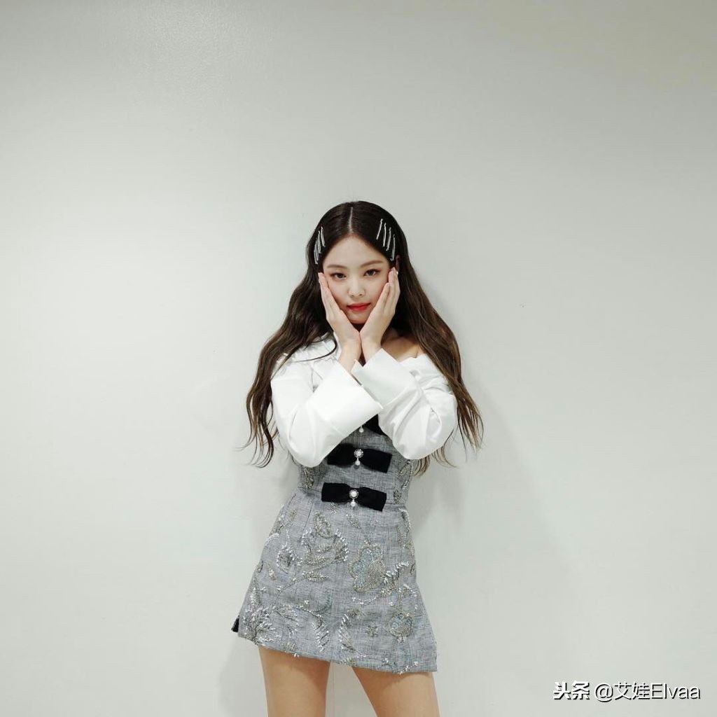 jennie穿绿色连衣裙 (jennie连衣裙露肩)