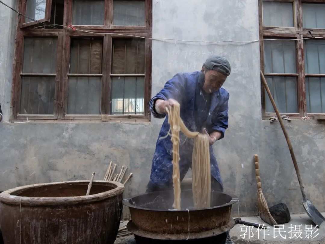 山东漏粉条的过程视频,漏瓢式粉条制作技术视频
