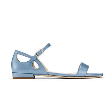 穿高跟鞋不利于安全开车,穿高跟鞋开车有什么危险