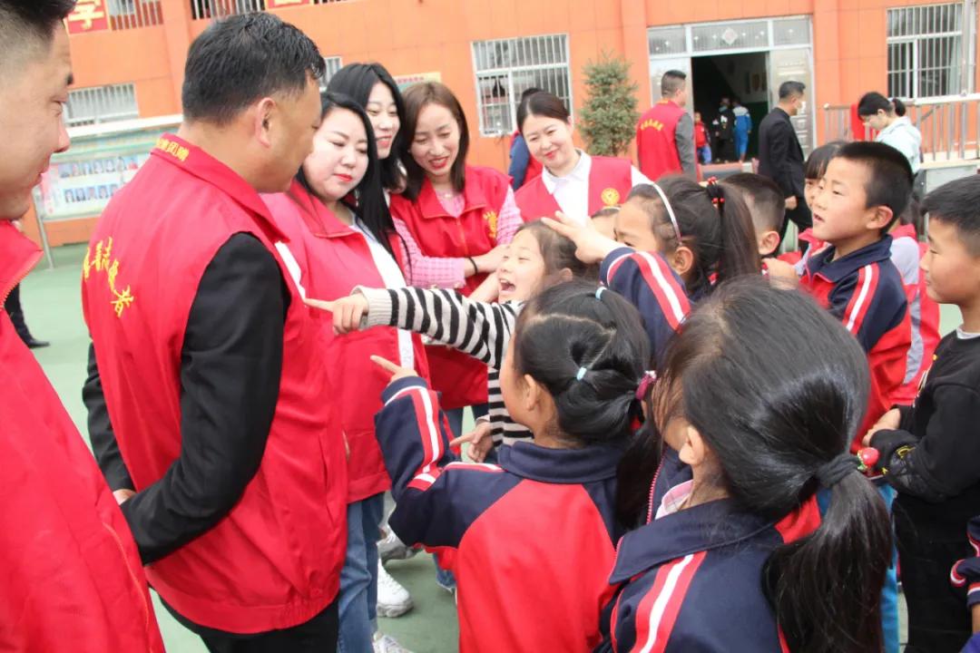 关爱贫困儿童爱心接力,关爱儿童志愿者服务队