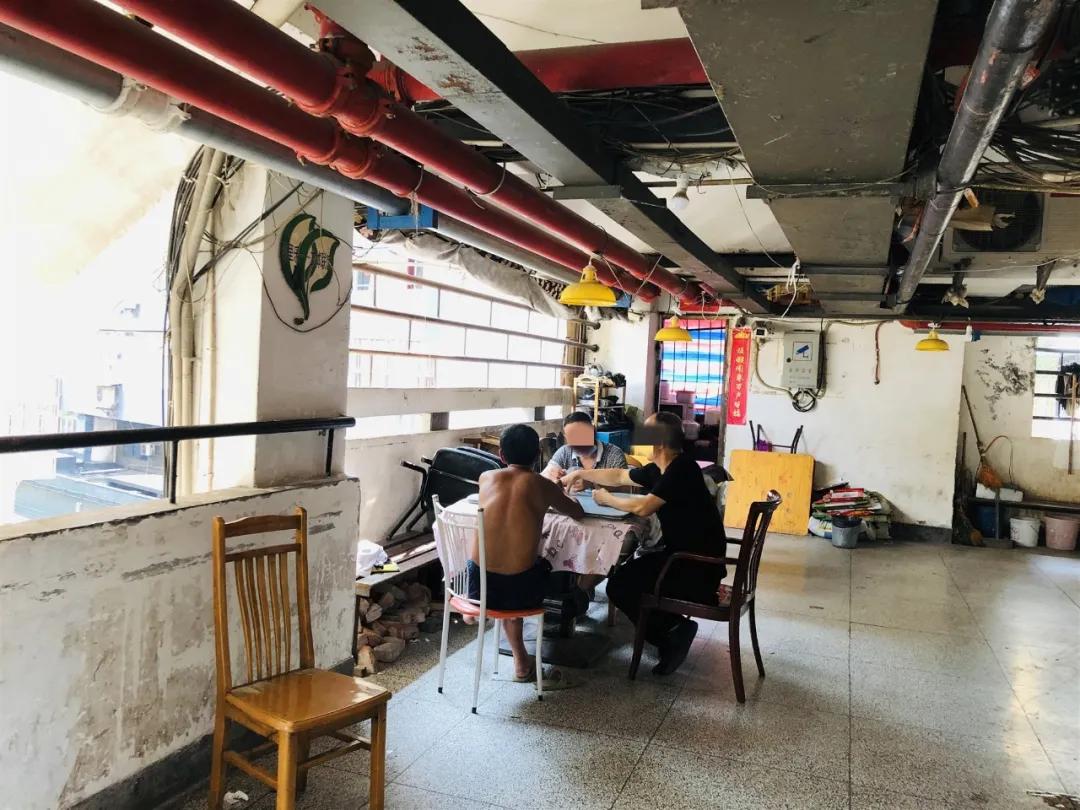 重庆这个24层没有电梯的高楼！直逼40℃的天气仍然有人前来打卡