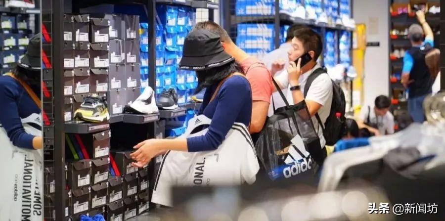 耐克阿迪的换季折扣店是不是正品,商场里卖的耐克折扣鞋是真的吗