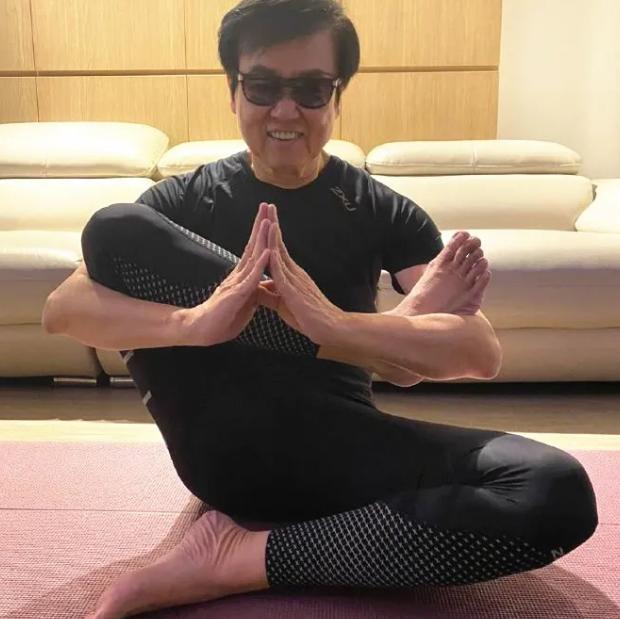 谭咏麟踢足球比赛视频,谭咏麟近期足球照片