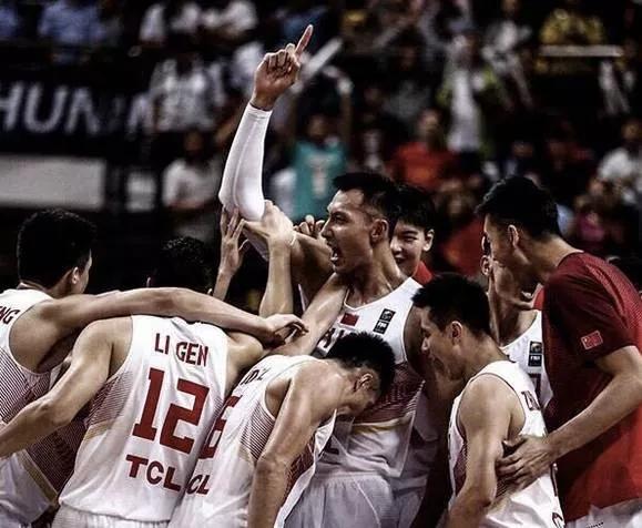 易建联国家队16年,易建联16岁时扣篮