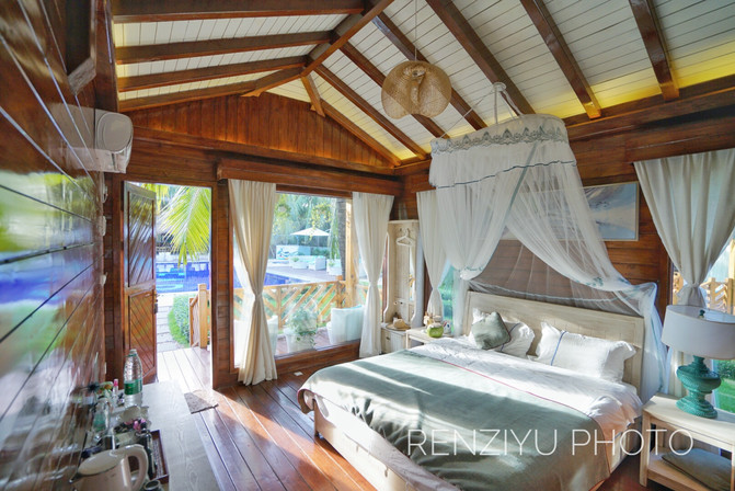 一群年轻人到三亚，摆pose，拍照