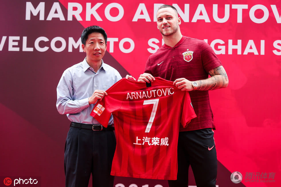 上港新援展示7号球衣阿瑙托维奇接班武磊