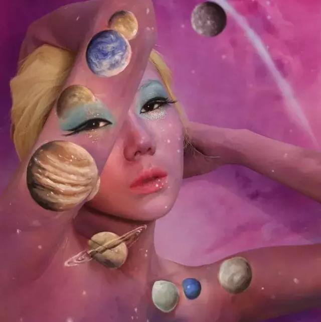 南韩姑娘脱去上衣：创“三体幻妆隐形术”，皮肤作画狂圈63万粉