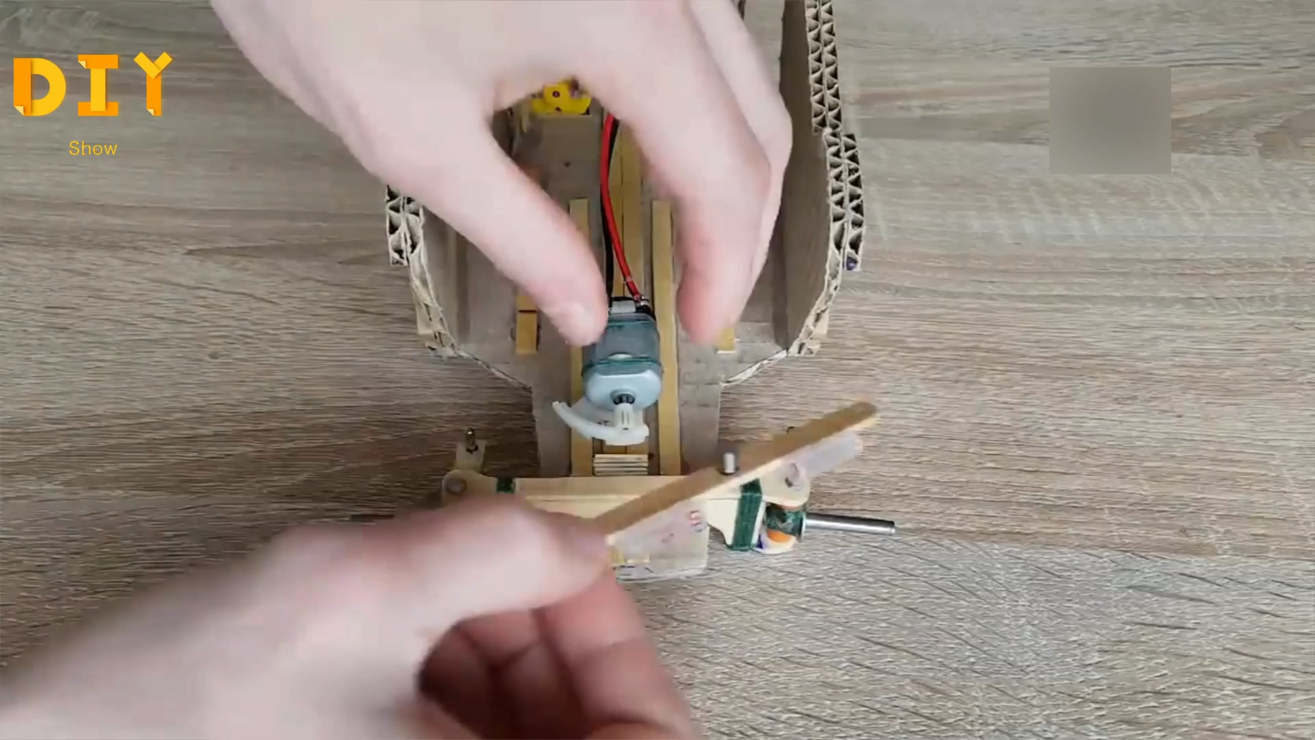 如何用纸板制作遥控车,用纸做遥控玩具车