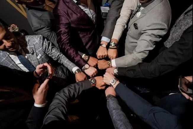 欧米茄偷停怎么解决,天梭手表突然走停了怎么回事