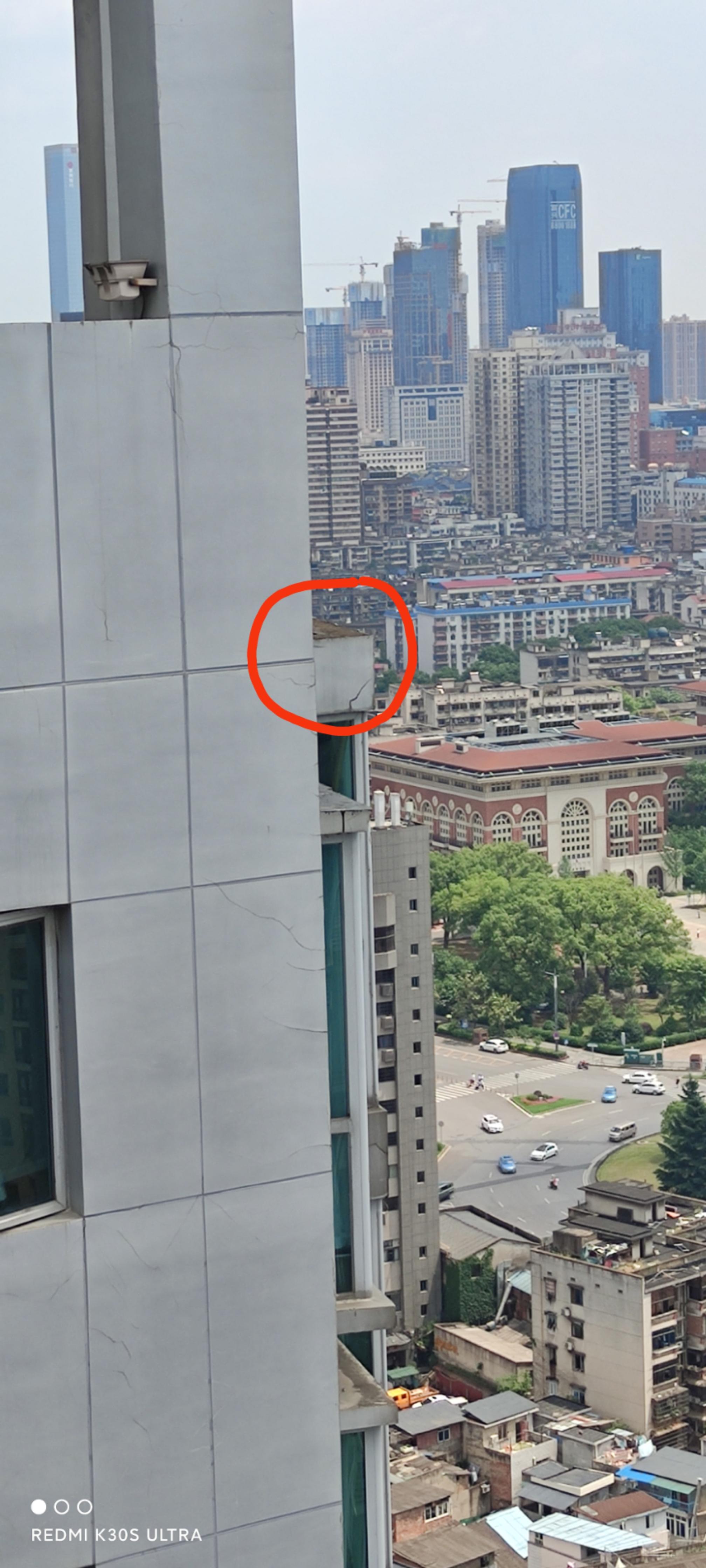 长沙一男子遭高空坠物砸中身亡，警方排除他杀，妻子称为33楼外墙脱落所致，记者探访发现楼栋墙体多处开裂