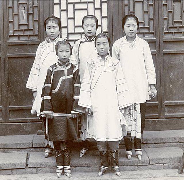 纤妙说应难，须从掌上看，古代为何要用裹小脚的方式对待女性