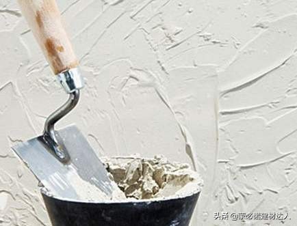 隔壁卫生间我家墙面反碱返潮起皮,房间返潮墙面起皮什么原因