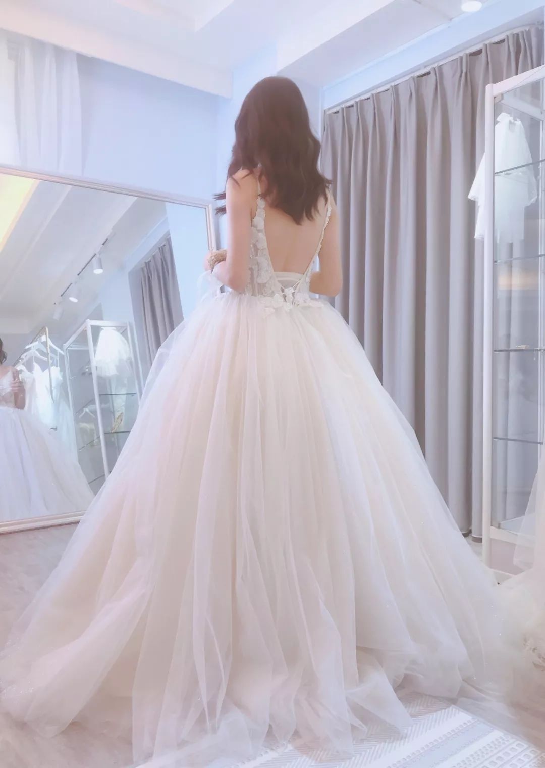 圆每个妹剂C的公主梦，这家店现在婚纱免费试，饮品+蛋糕请你食