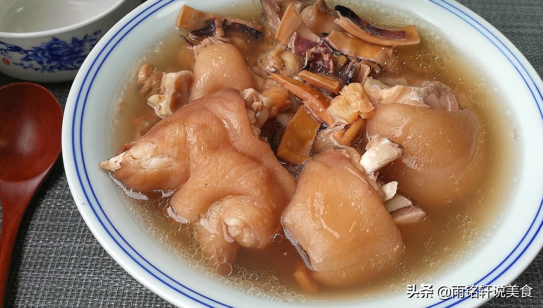 墨鱼干炖猪蹄做法,福建墨鱼干炖猪脚的家常做法