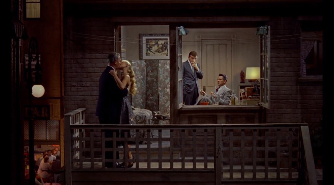 希区柯克经典电影后窗,希区柯克后窗艺术