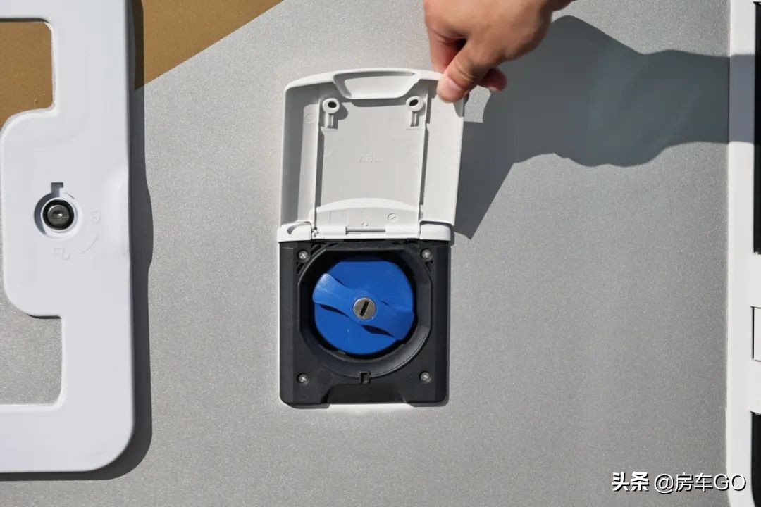 这台房车有5种充电方式，车内电器语音控制，卫生间也是干湿分离