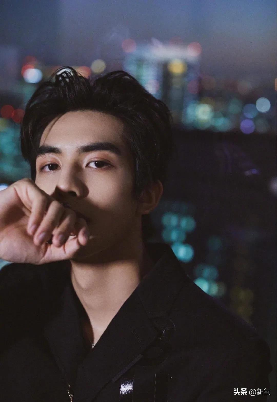 1米8大长腿，抿嘴笑爆红被吹顶级神颜，没想到竟然是照骗...