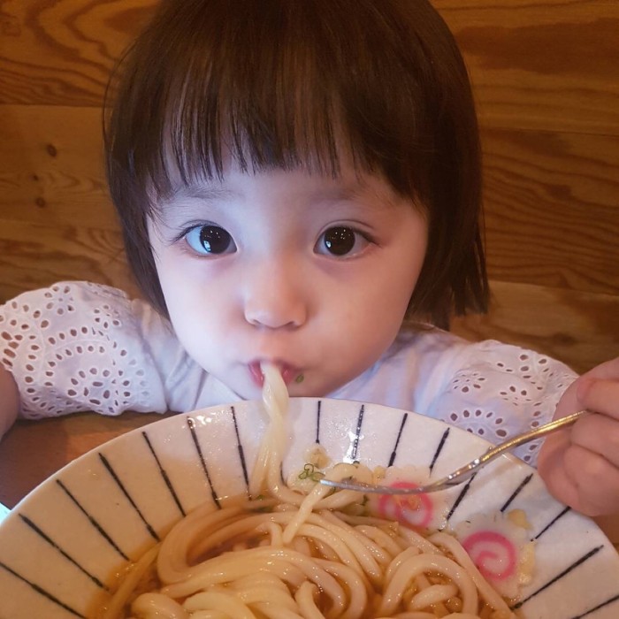 宝宝被老人亲吻后发烧,亲吻宝宝引起发烧怎么办