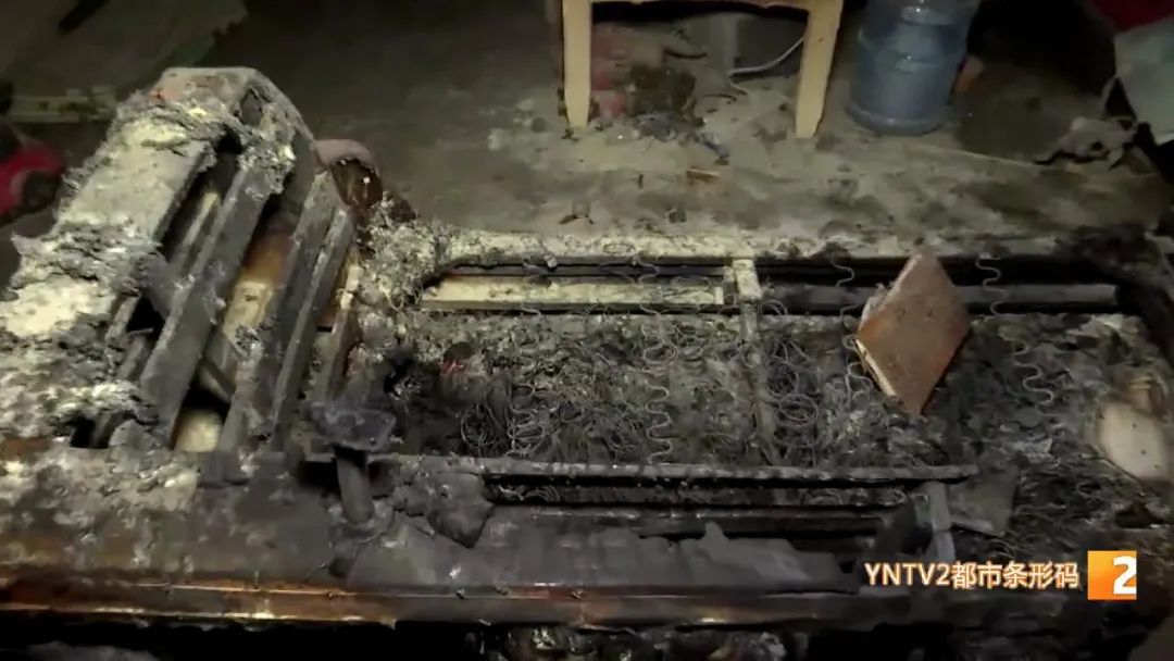 电闸拉下来了却着火了,电闸推上去电灯炸了