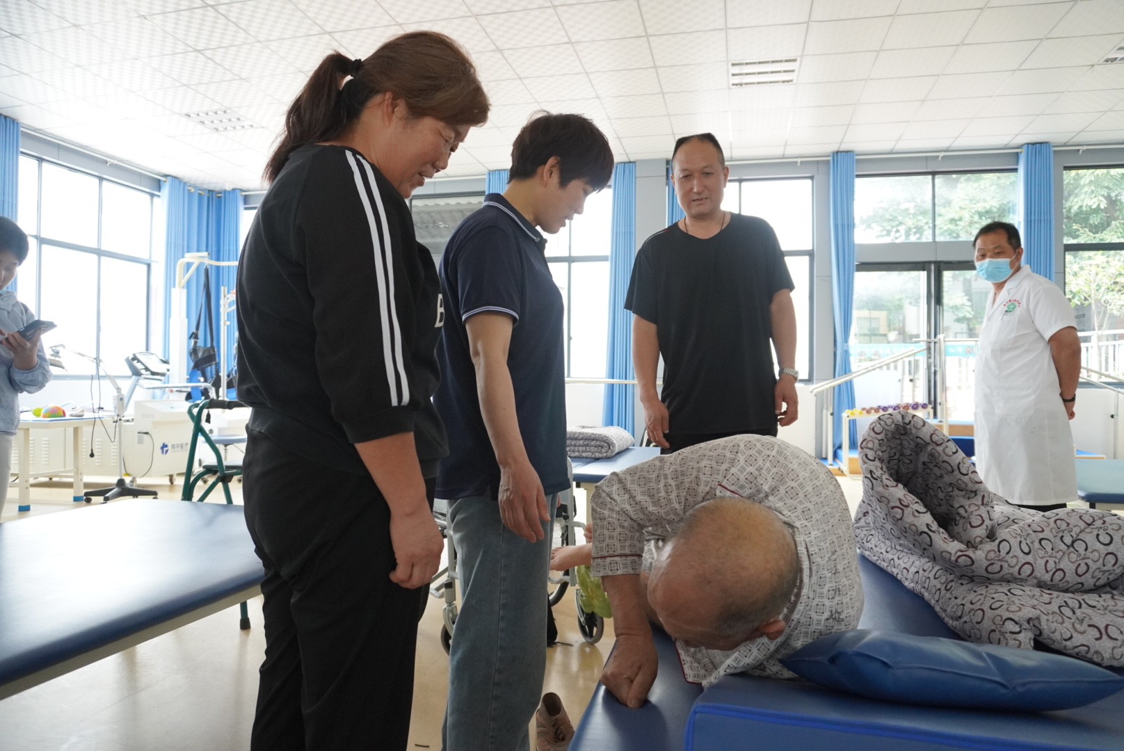 全身瘫痪的老人怎么照顾,工作忙老人又需要照顾怎么办