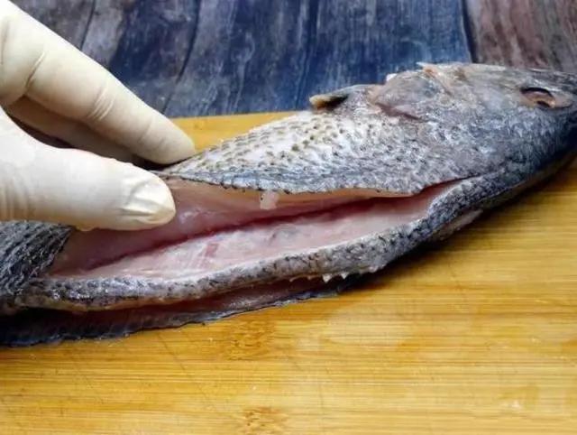 清蒸鱼先放酱油还是先放盐,清蒸鱼放酱油的诀窍