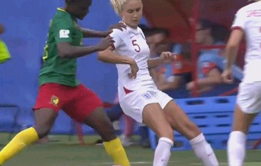 中国裁判被日本选手羞辱霸气回击,裁判微笑罚下喀麦隆球员