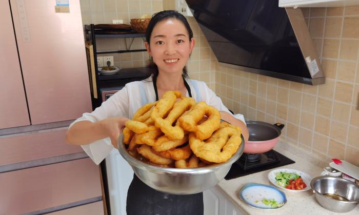 怎么用面粉和膨松剂炸油条,用小苏打泡打粉怎样炸油条酥脆