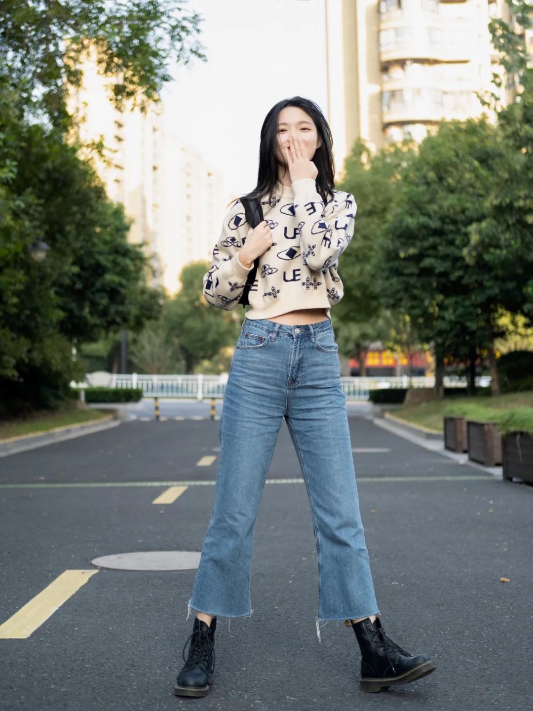 矮个子必备鞋最新款马丁靴,今年最火的中筒靴粗腿圆头马丁靴