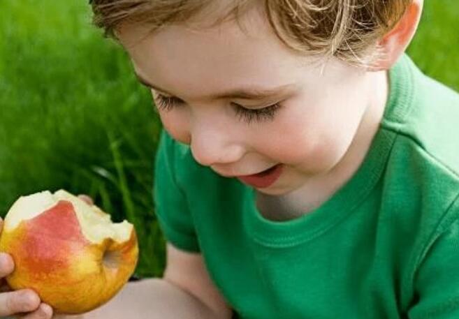 小孩换牙掉的牙齿扔哪里,孩子掉了上牙扔在哪里呢