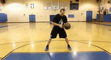 结合运球热身5分钟，让身体热起来，快速进入比赛状态