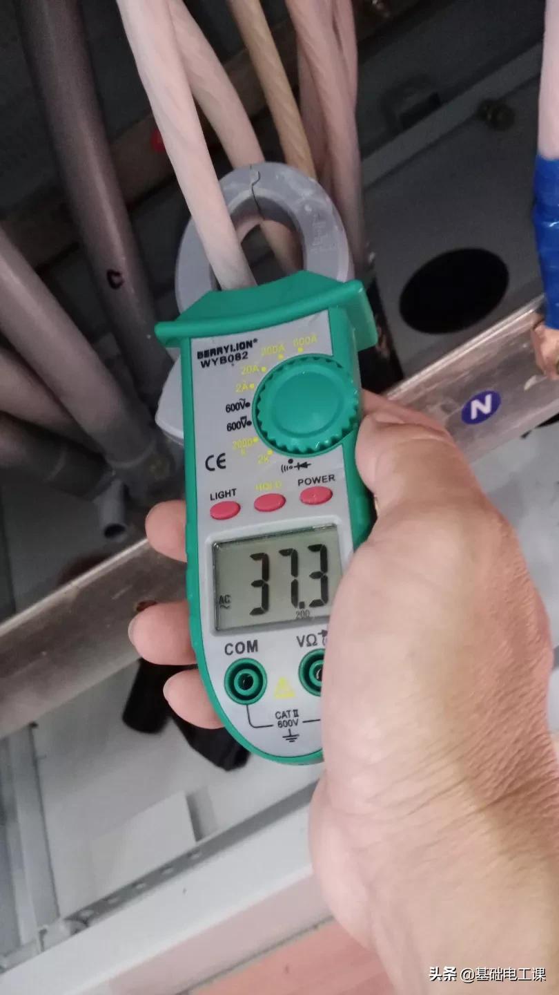 为什么随时带一个万用表，三支电笔，是我的粉丝我才送福利