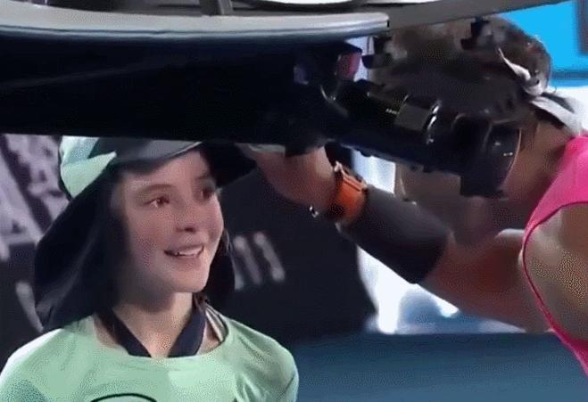 纳达尔亲吻球童视频,纳达尔暖心亲吻女球童引全场掌声