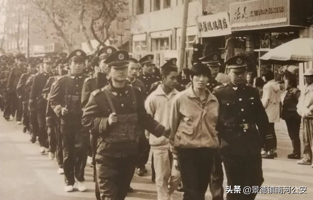 珍贵实拍70年代,一张图看警服的变迁