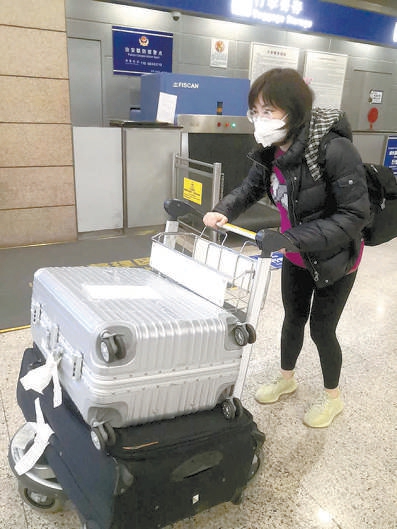 从国外背回一个口罩,从国外把疫情带回来的中国人