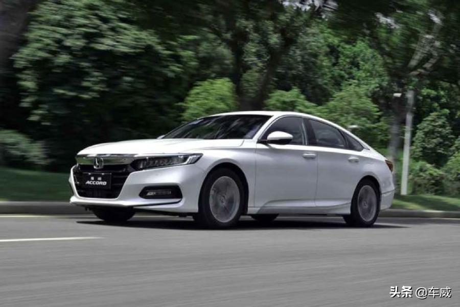 一下雨发动机就发抖,一下雨车里就进水是什么原因