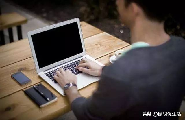 90后工资5000元副业20000元,90后月薪3000的上班日常