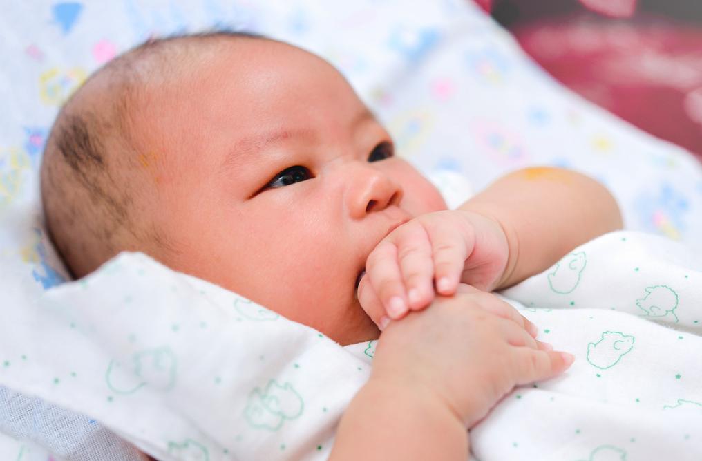 宝宝像尿颤一样的摇头是怎么回事,宝宝八个月摇头像拨浪鼓怎么回事