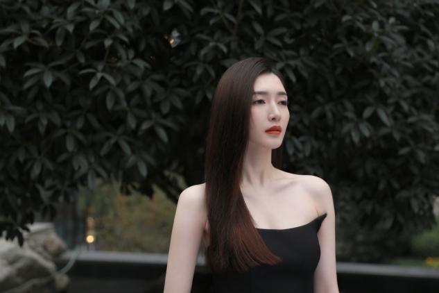 江疏影穿橙色吊带长裙明艳动人,江疏影黑色吊带开叉裙霸气出场