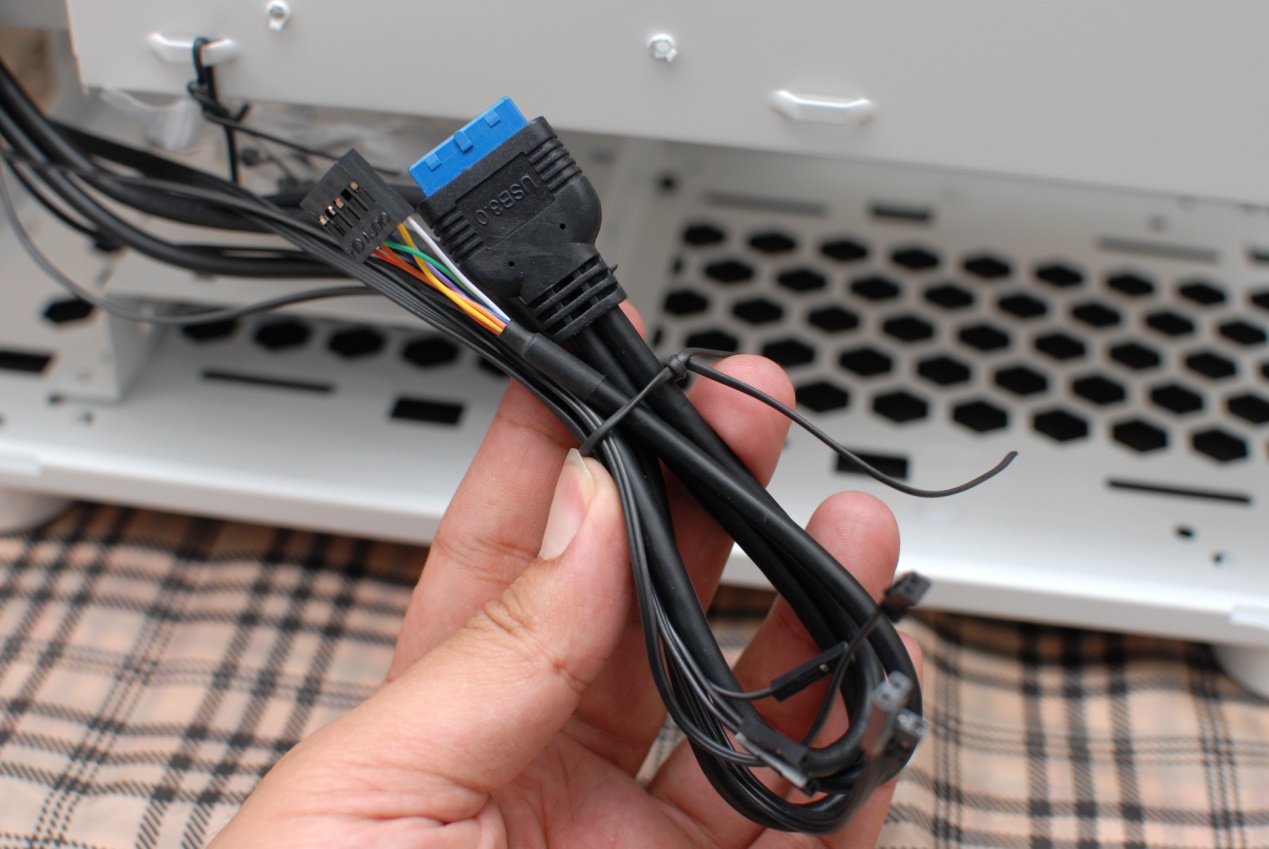 thermaltake机箱挑战者h6,真材实料看得到的产品