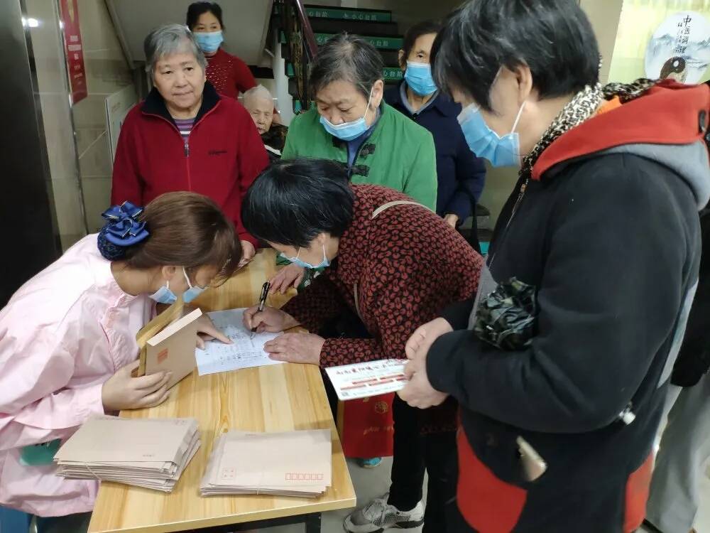 中医院为老人身体健康保驾护航,康舒老年护膝保暖老寒腿