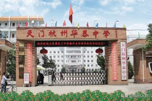 高中生校门口刺伤保安警方通报,警方谈学生被刺伤致死