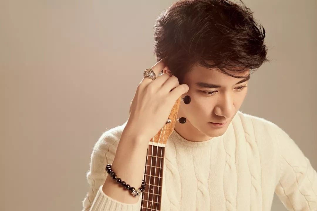 三娃奶爸王力宏，年入4.6亿，却一件衣服穿10年，钱都去哪了？