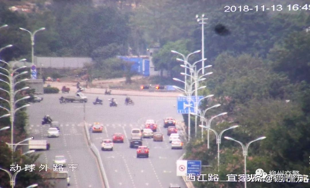 右转路口里面车道有红绿灯怎么走,路口左转和右转没有红绿灯怎么走