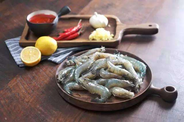 吃虾的时候怎么去虾线简单又方便,虾肉富含优质蛋白质