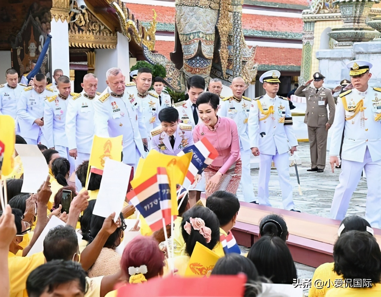 泰国版爱情石？素缇达晒徽章嘲讽诗尼娜盗版，拉玛十世懒得改变