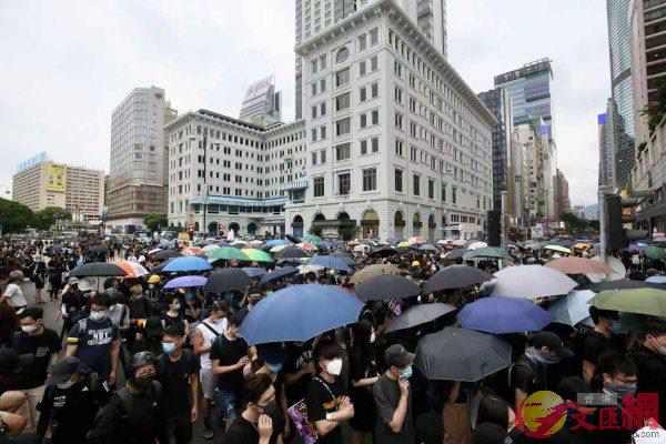 最新：香港警方旺角清场！暴徒竟拆*旗国**升“独”旗