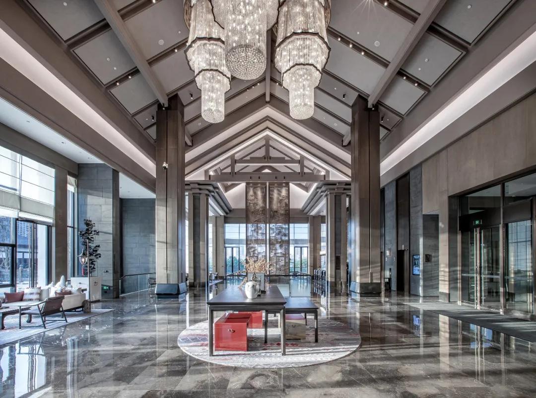 刚刚，两家万达酒店同时开业！她们坐落湖心，相当有范儿