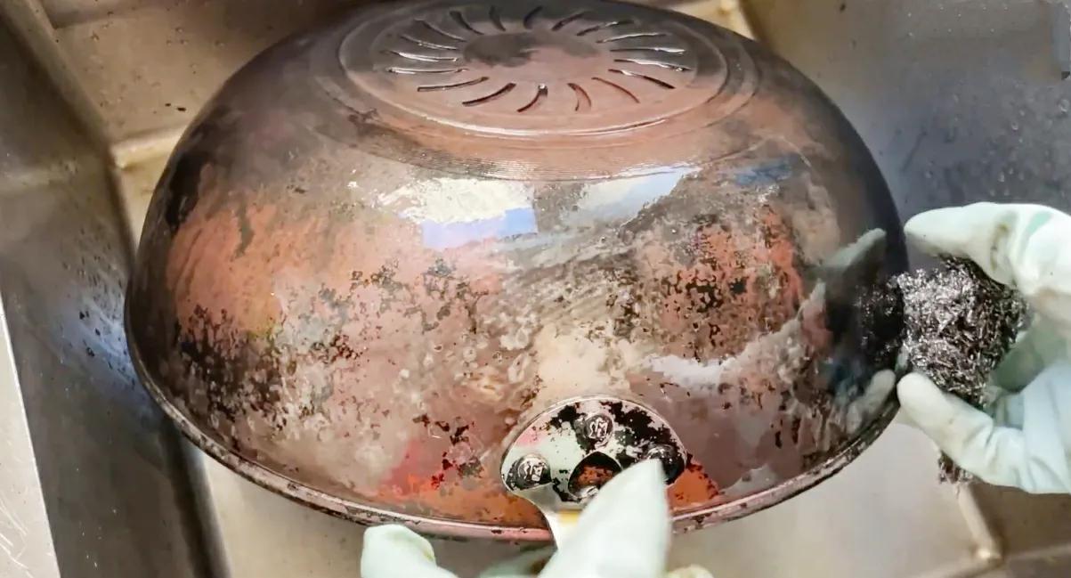 清洁铁锅锅底黑垢方式,清洗四孔锅具黑垢小妙招