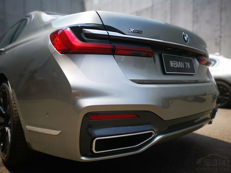 奔驰S级的恐惧！试驾新款宝马7系这才是旗舰该有的模样